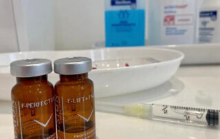 2 Arzneifläschchen Spritze und Desinfektionsmittel Vorbereitung Mesotherapie